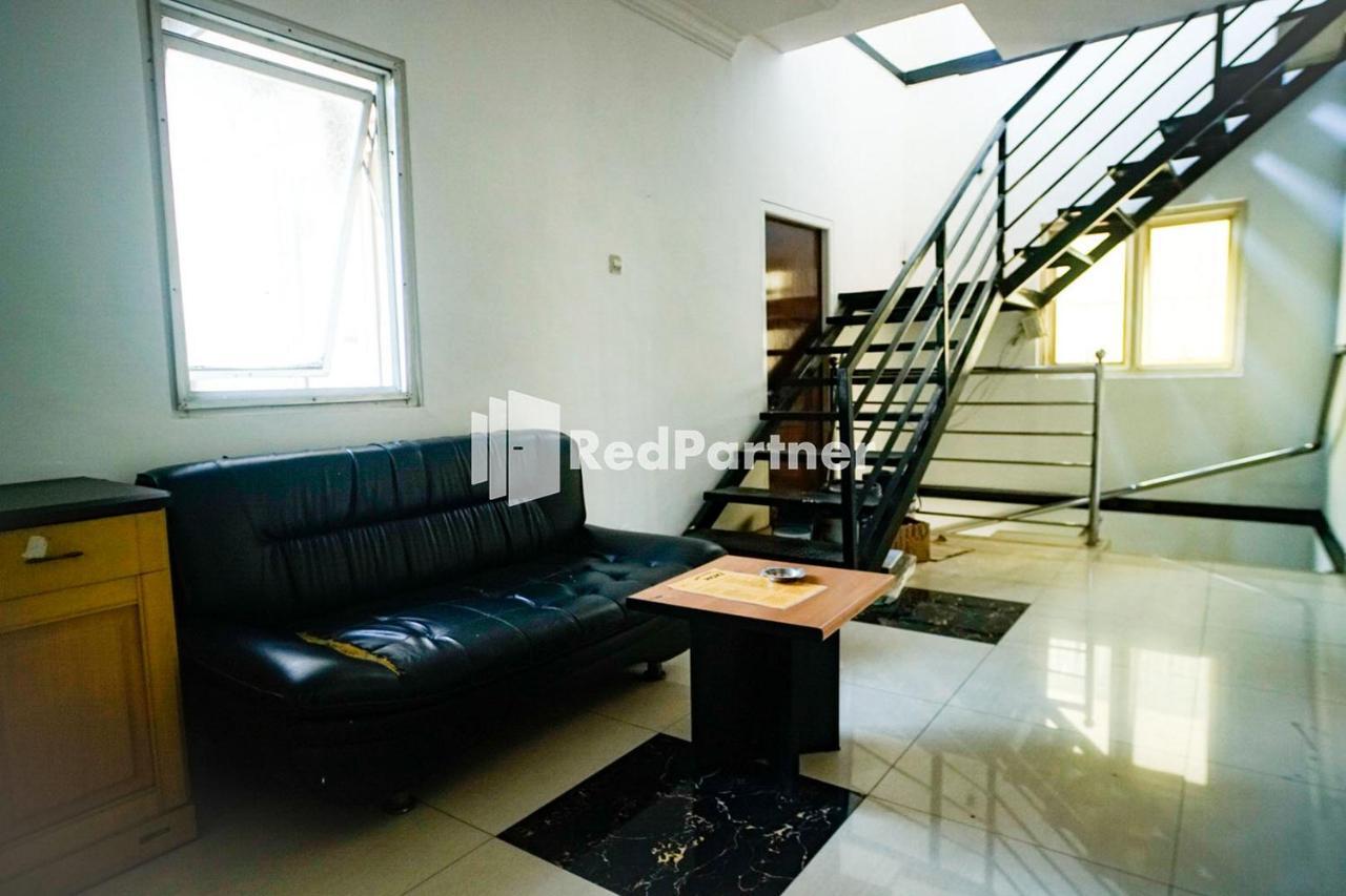 Hoki Homestay Redpartner Surabaya Bagian luar foto